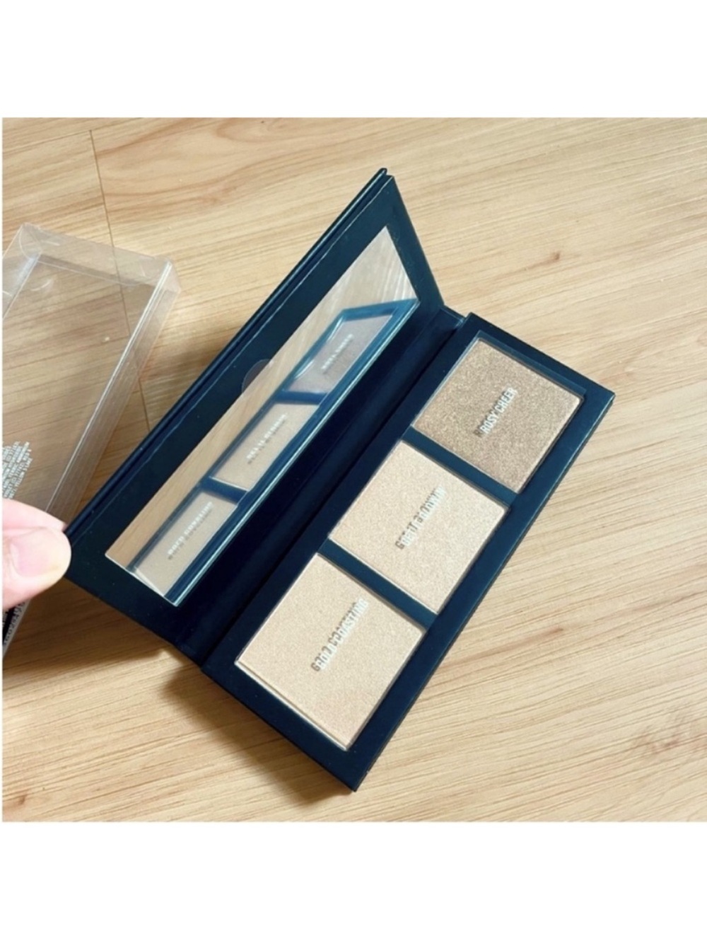 MAC COSMETICS Hyper Real
Glow Highlighter Palette 0.15 oz/ 4.5g